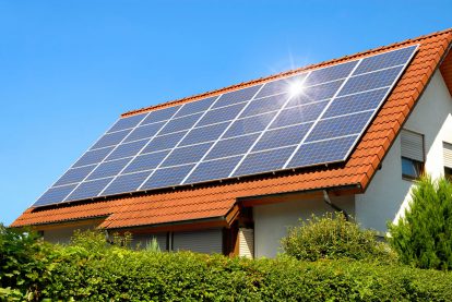Sollarzellen auf dem Dach eines Einfamilienhauses erzeugen erneuerbare Energie